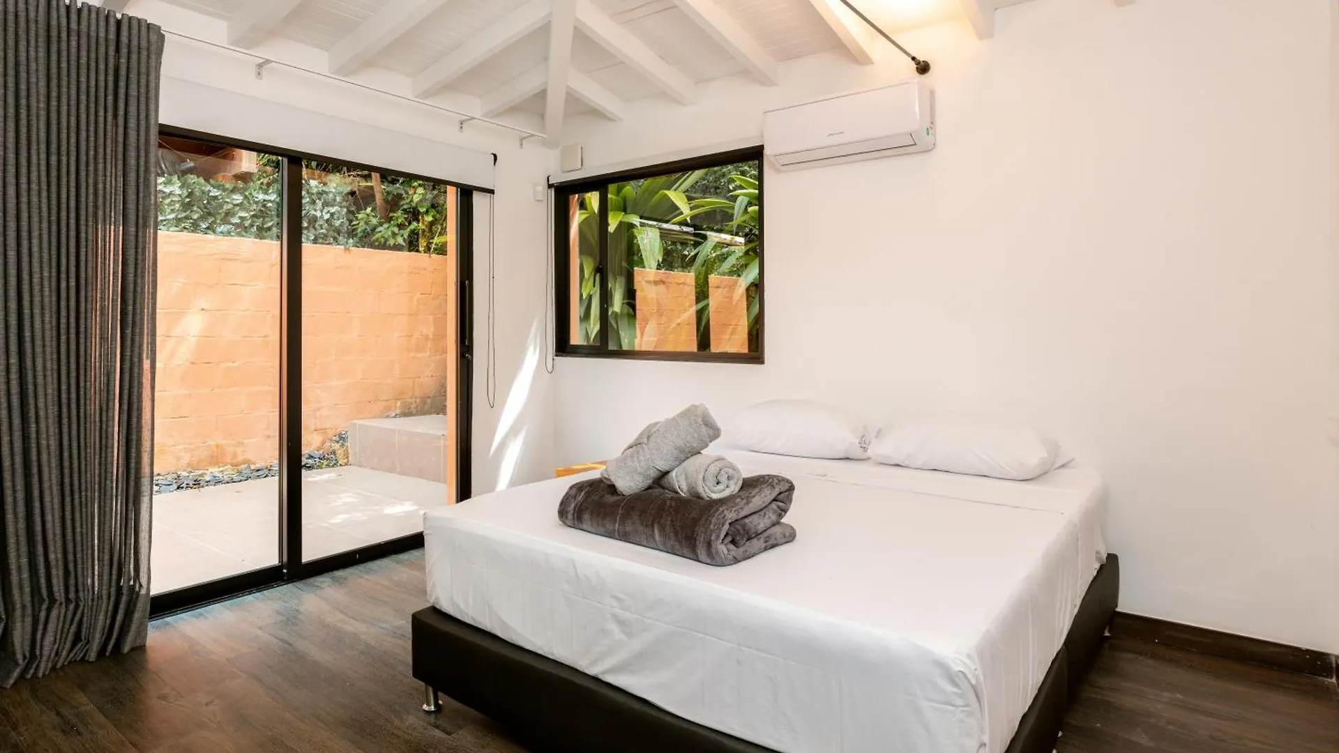 5Br Poblado Villa Close To Lleras Jacuzzi Cinema Ac Medellin Colombia