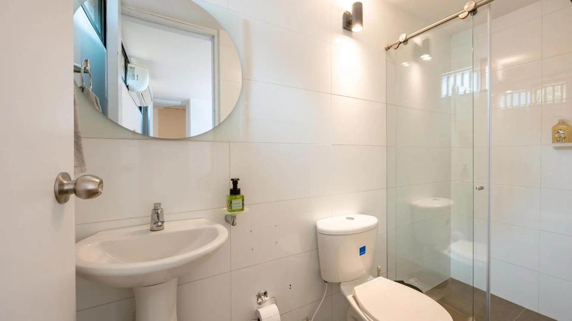 5Br Poblado Villa Close To Lleras Jacuzzi Cinema Ac Medellin