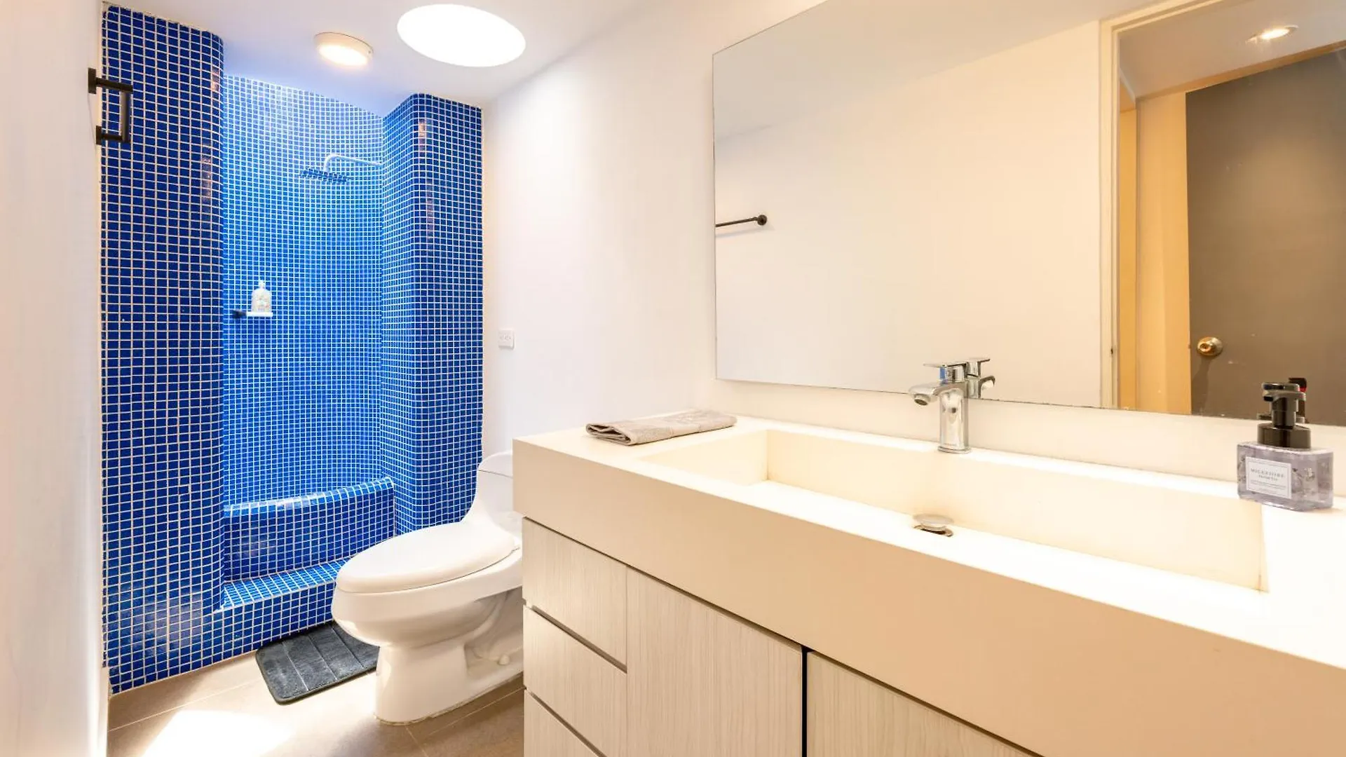 5Br Poblado Villa Close To Lleras Jacuzzi Cinema Ac Medellin