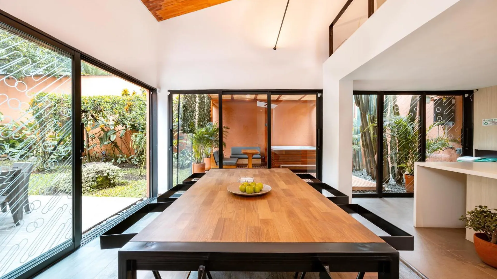 5Br Poblado Villa Close To Lleras Jacuzzi Cinema Ac メデジン