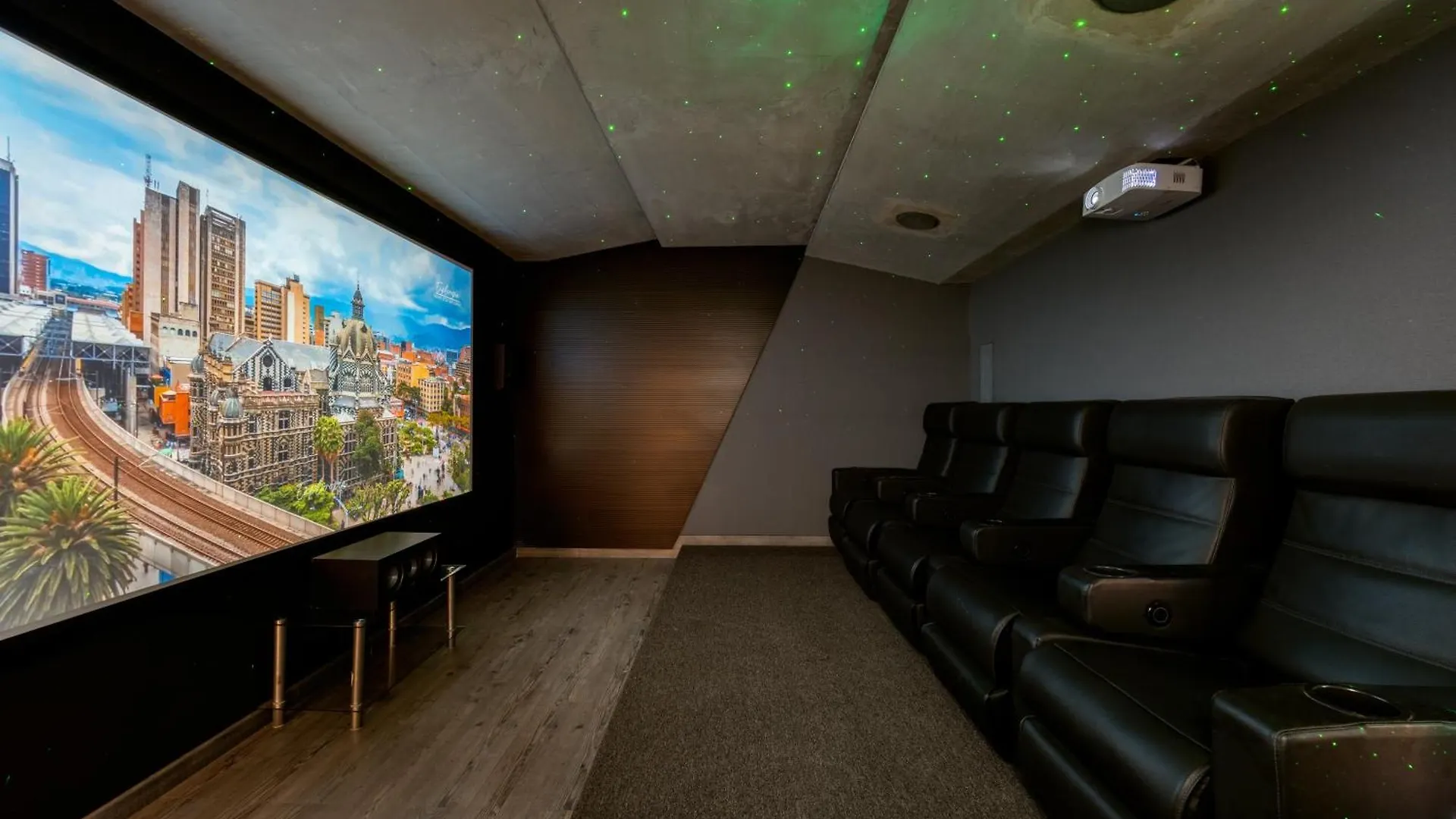 5Br Poblado Villa Close To Lleras Jacuzzi Cinema Ac メデジン コロンビア